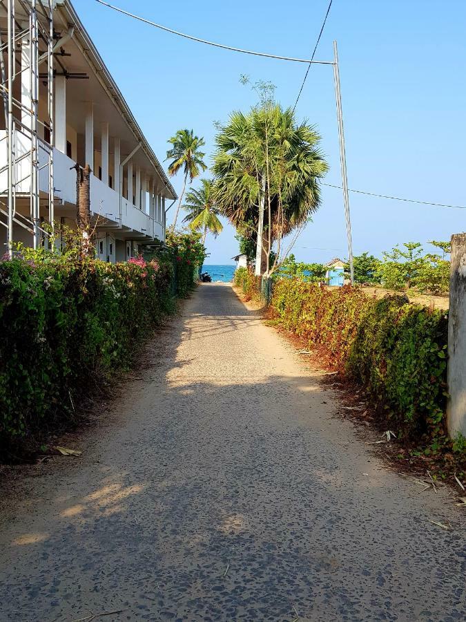 Breeze Guest House Trincomalee Exterior photo